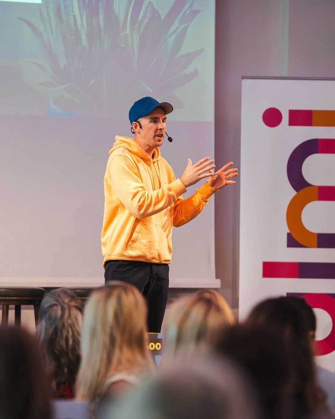Sibbe talar inför en publik under en föreläsning