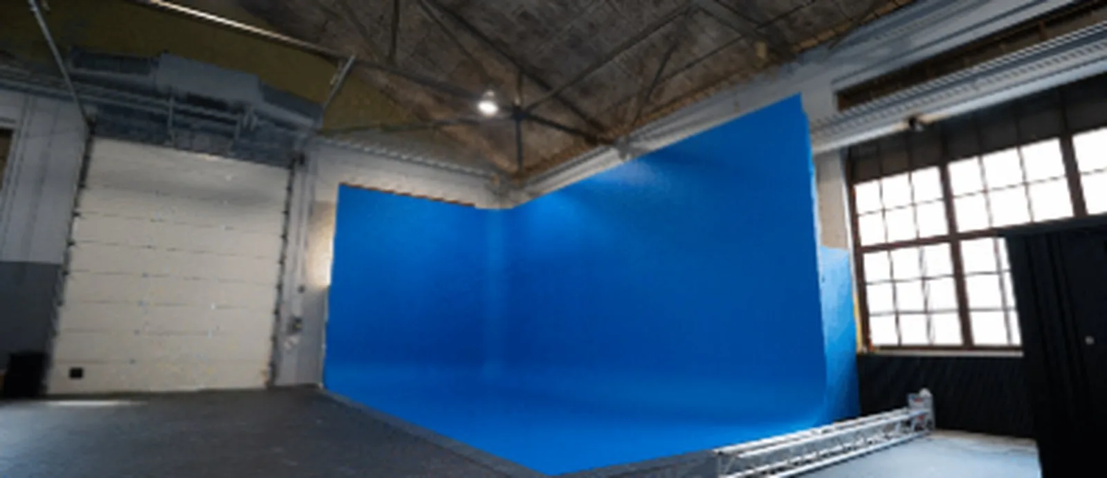 Studions bluescreen-yta med blå bakgrund