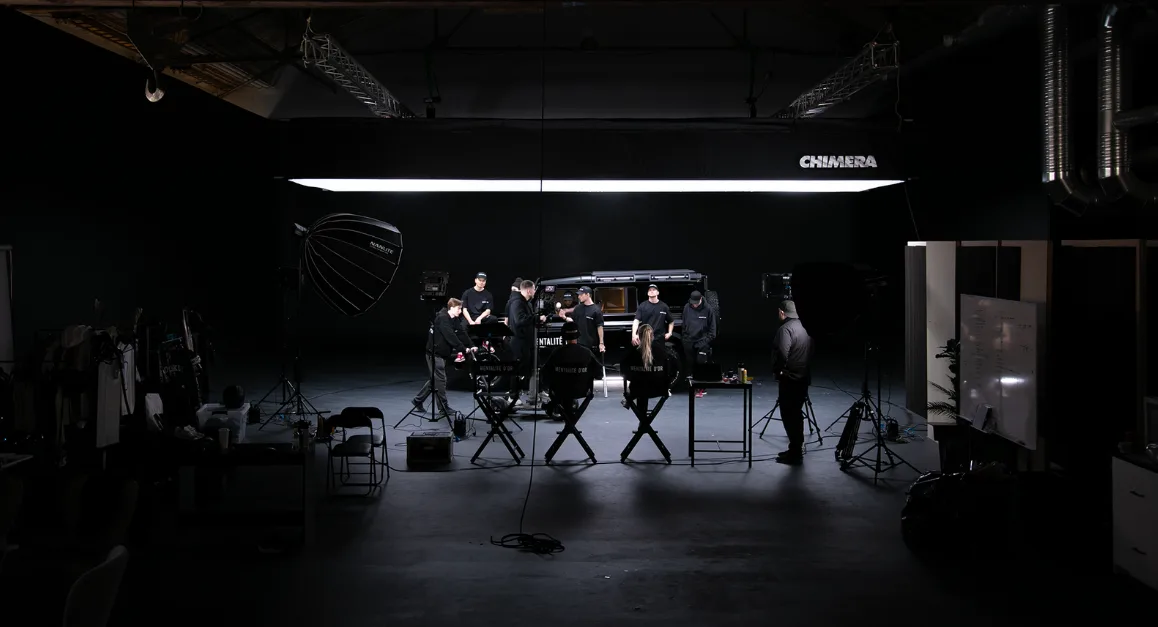 Bright Minds produktionsteam arbetar tillsammans i studion